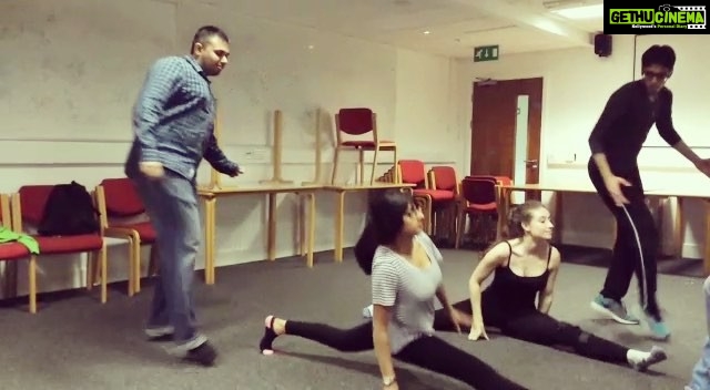 Amber Doig Thorne Instagram - Casual 💪🏼 #rangeela #bollywood #malhari #showcase