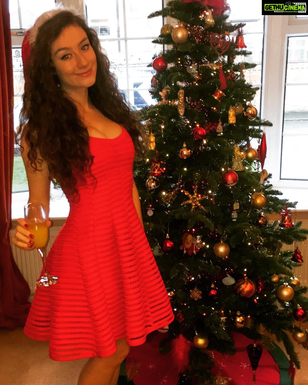 Amber Doig Thorne Instagram - Merry Christmas 🎅🎄🎁 #2015 #christmas #york #ucl #student #christmastree #bucksfizz #santa #presents #holiday