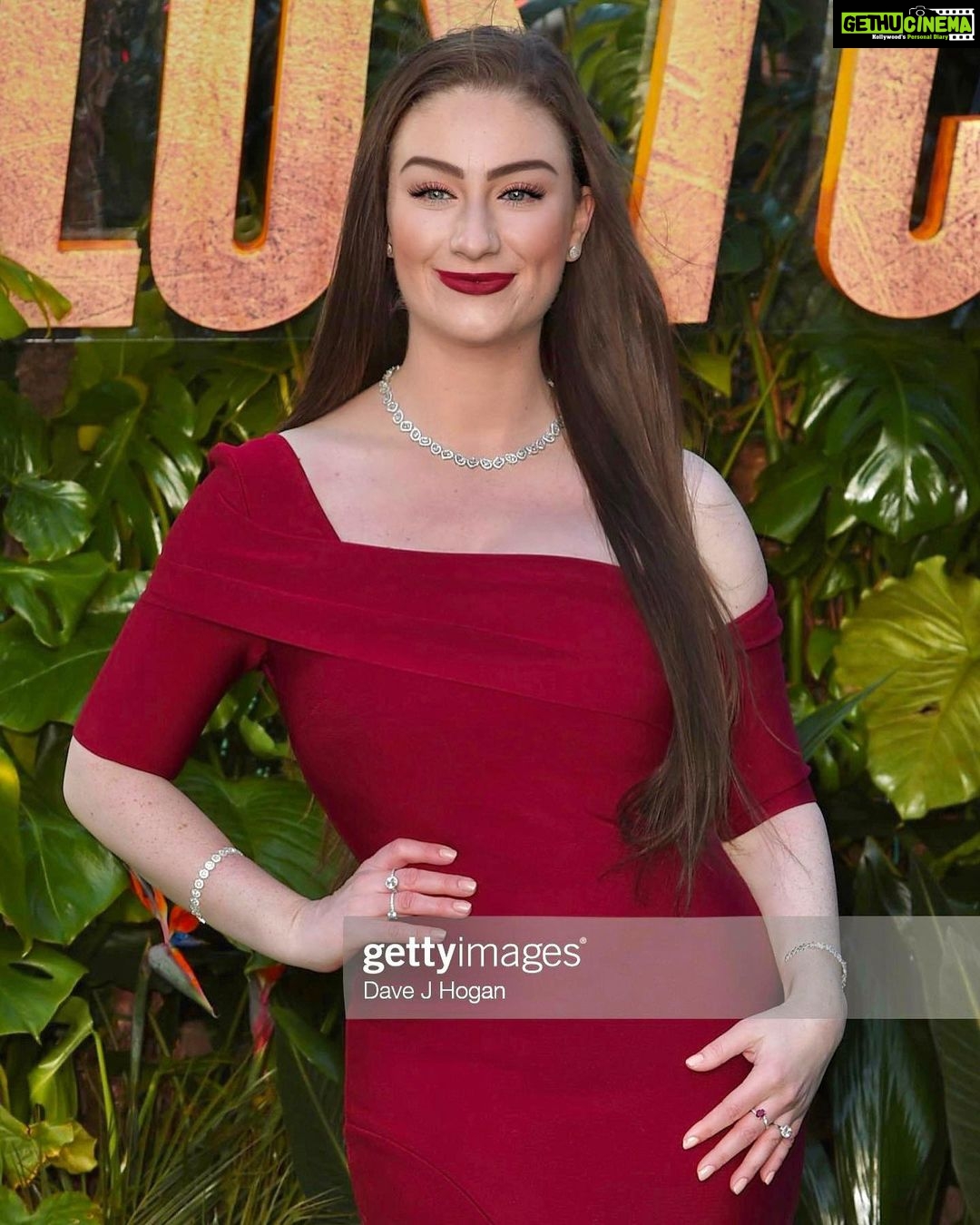 Amber Doig Thorne Instagram - Happy Sunday! What have you got planned this week? 🥰 Throwback to The Lost City UK Premiere 💖 This was one of my favourite films from 2022 so far - mainly because it is HILARIOUS, but also because… well… Channing Tatum 👀😍🍑 PS - Can we please appreciate Sandra Bullock & Channing’s chemistry because dayummmm 🙈🔥 Thank you @paramountuk for a lovely evening 💞 #filmpremiere #filmpremier #upcomingfilm #upcomingfilms #upcomingmovie #upcomingmovies #channingtatum #sandrabullock #danielradcliffe #bradpitt #lostcity #thelostcity #paramount #paramountuk #paramountpictures #paramountstudios #thelostcitymovie #newmovies #newmovie #newfilm #newfilms #weekendvibes #london #londonpremiere #londonpremier @lostcitymovie @channingtatum @paramountpics #channingtatumfans #sandrabullockedit #sandrabullockfan #danielradcliffe #danielradcliffeedit #danielradcliffefans Leicester Square, London