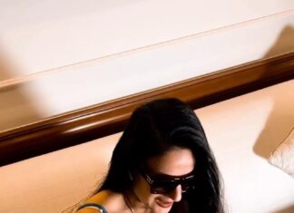 Ameesha Patel Instagram - DELHI… After a long Day of work n travel finally in my hotel room in DELHI n loving being on some video calls with my fans.4 best n super fresh deals 4 Meet n Greets,Video calls n corporate events,shows n Brand Endorsements etc. WHATSAPP my most trusted manager Mr MAHESH on +‭91 98330 20363🧿💖💯👍🏻