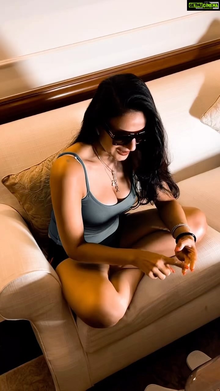 Ameesha Patel Instagram - DELHI… After a long Day of work n travel finally in my hotel room in DELHI n loving being on some video calls with my fans.4 best n super fresh deals 4 Meet n Greets,Video calls n corporate events,shows n Brand Endorsements etc. WHATSAPP my most trusted manager Mr MAHESH on +‭91 98330 20363🧿💖💯👍🏻