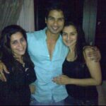 Ameesha Patel Instagram – Throwback weekends .. when  @shahidkapoor came over to @kuunalgoomer house for dinner .. cute pik with me and @shammli (@kuunalgoomer wife n my best friend )💖💖💖💙💙..fun evening full of jokes and laughter 💖💖