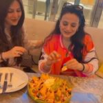 Ameesha Patel Instagram - DELHI… about last evening.. another cute evening,post work ,with my cutie pie @mumtazps @mumtazpatels 🌟🌟🌟💯💯🧿🧿💜💛🧡❤️‍🩹❤️‍🔥💖💝💘💓💕💞♥️❣️😘🌮🌮🌭🍔🌯🥪🍟🍕