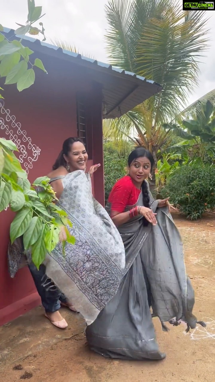 Anasuya Bharadwaj Instagram - Crazy Reel from the Crazy Citchen with @itsme_anasuya 😁 #sumakanakala #suma #anchorsuma #anasuya #anasuyabharadwaj #anchoranasuya #dancereels #crazyreels #behindthescenes