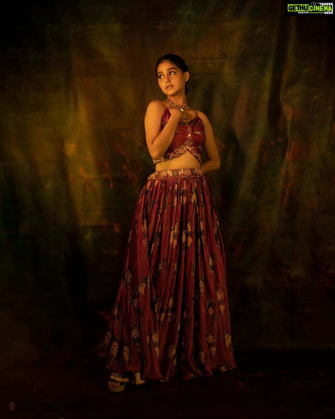 Anaswara Rajan Instagram - NOOR🕯 Styling @styyledbyjoe @joe_elize_joy H mua @rizwan_themakeupboy Wadrobe @aiwasilks Photography @plan.b.actions @jibinartist Studio @maxxocreative @huwais.m 📸 assistance @dayonphotos