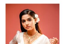 Anaswara Rajan Instagram - Just a vintage soul 🌼 Shot by: @jiksonphotography Styling: @anusharejiar wardrobe: @arsignatureofficial HMU: @jijeeshmakeupartist