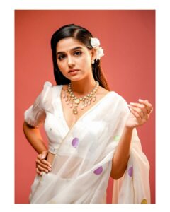 Anaswara Rajan Instagram - Just a vintage soul 🌼 Shot by: @jiksonphotography Styling: @anusharejiar wardrobe: @arsignatureofficial HMU: @jijeeshmakeupartist