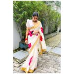 Anaswara Rajan Instagram – The feminine mystique 🪄
 ഏവർക്കും ഹൃദയം നിറഞ്ഞ ഓണാശ൦സകൾ 🌸

Saree from @arsignatureofficial @anusharejiar ❤
@ishoooooooo