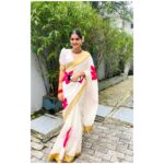 Anaswara Rajan Instagram - The feminine mystique 🪄 ഏവർക്കും ഹൃദയം നിറഞ്ഞ ഓണാശ൦സകൾ 🌸 Saree from @arsignatureofficial @anusharejiar ❤ @ishoooooooo