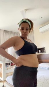Anita Hassanandani Instagram - All you got to be is consistent ✨🤍
Getting there. Still a lonnnnnnnggggg way to go 
Mind you with zero diet! I eat everything 😍 🍕 🍦 🍔 🍟 
Thank you @flexifityogi @happy_healthy_holy