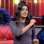 Anjana Rangan Instagram - Innah thala host panrathu ivlo kashtama?😮 @anjana_rangan assaulta panranga!!🤩💥 #SarkaarWithJiiva | Episode 6 | Streaming now!! @vjpappu @anjana_rangan @rjvijayofficial @kikivijay11 @actorjiiva @sky_exch_ @vasanthandco_in @priyadarshini_mobiles @Osmanabdulrazak @donechannel1