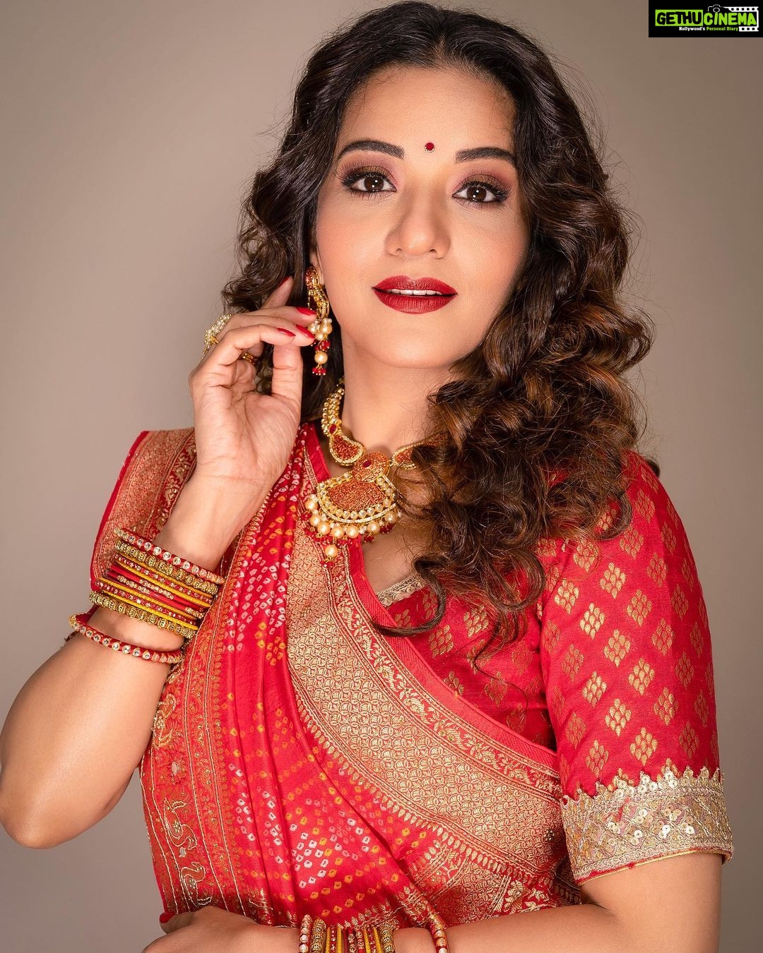 Antara Biswas Instagram - #ChathPooja 2022 ❤️🪔🥰… #indian #saree #look #loveyourself #lovemylook #ad #shoot #horlicks #photoshoot Saree: @kalpana_saree_emporium Mua: @sachinmakeupartist1 Hairstyling: @shab_qureshi786 Assisted by : @deepakpathak663 📸 @ashish_ojha_photography Managed by: @riyashhh269