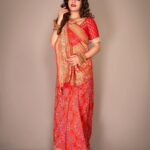 Antara Biswas Instagram - #ChathPooja 2022 ❤️🪔🥰… #indian #saree #look #loveyourself #lovemylook #ad #shoot #horlicks #photoshoot Saree: @kalpana_saree_emporium Mua: @sachinmakeupartist1 Hairstyling: @shab_qureshi786 Assisted by : @deepakpathak663 📸 @ashish_ojha_photography Managed by: @riyashhh269