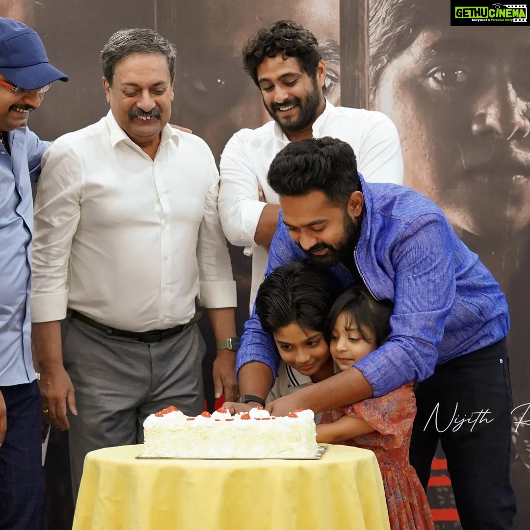 Antony Varghese Instagram - #InnaleVare 🥰😍 sucess celebration @asifali @director.jisjoy