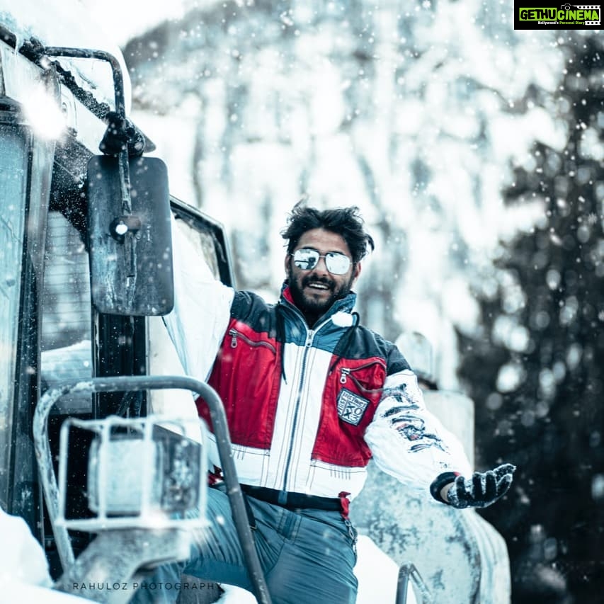 Antony Varghese Instagram - Happy happy happy new year my dears....Cheers to a new year and another chance for us to get it right.. 💜 Wishing all a happy, healthy New Year..🍾