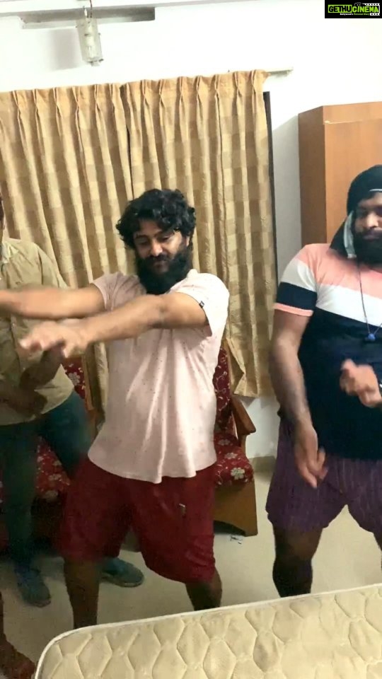 Antony Varghese Instagram - ചാക്കോച്ചൻ ഞങ്ങളെ അനുഗ്രഹിയ്ക്കണം 🙏🏻 @kunchacks Video courtesy : @__sree__nath___ Angamaly, India
