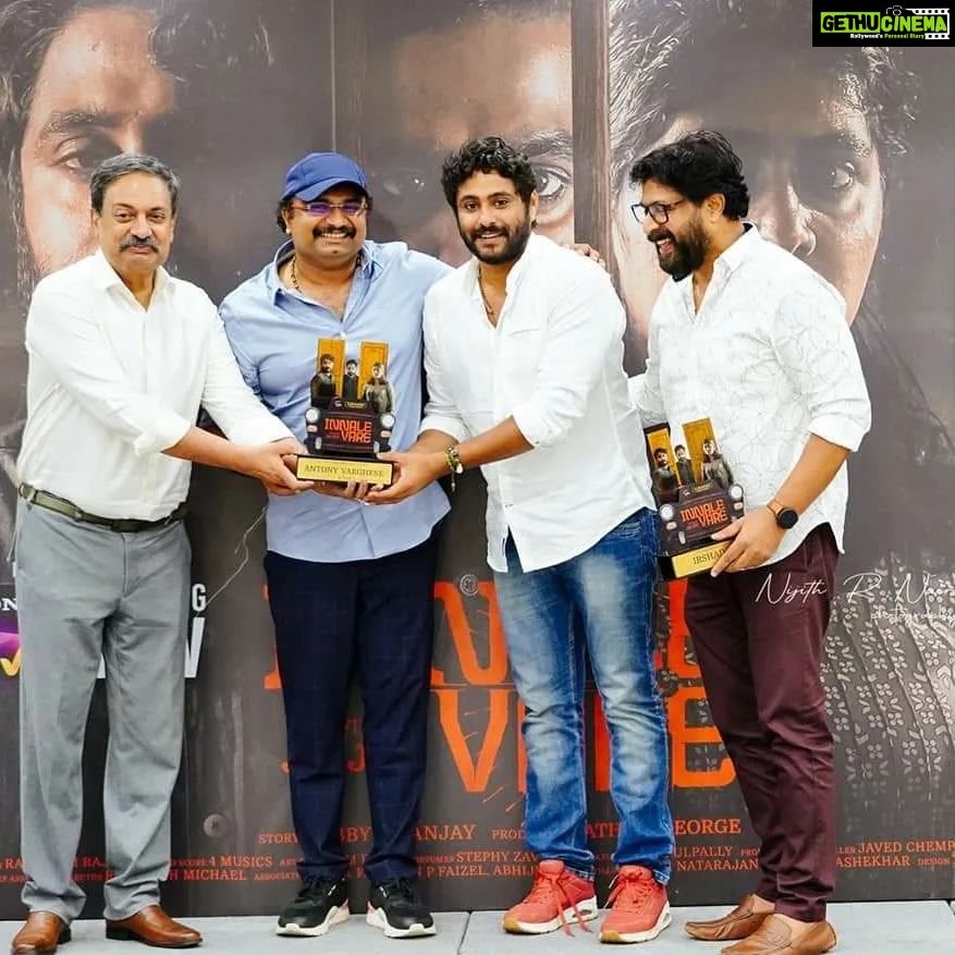 Antony Varghese Instagram - #InnaleVare 🥰😍 sucess celebration @asifali @director.jisjoy