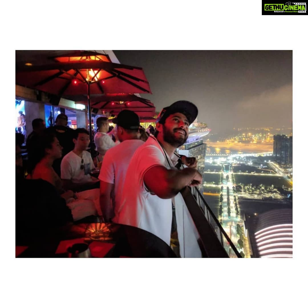 Antony Varghese Instagram - My heart burns for the city lights CÉ LA VI Singapore