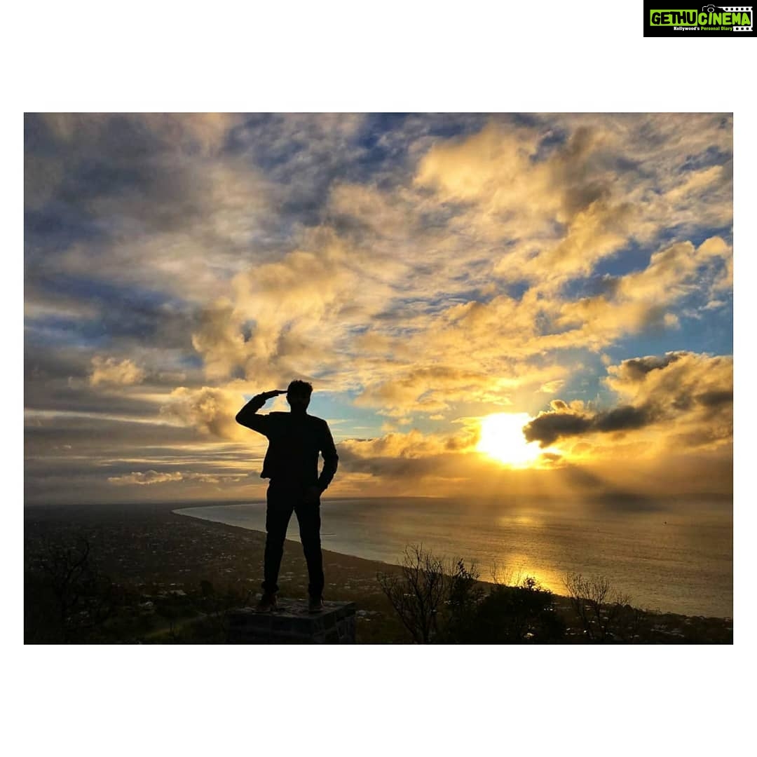 Antony Varghese Instagram - Silhouette..!!Every sunset is an opportunity to reset. ๐๐ปPic courtesy @george_palayil_official Arthurs Seat (berg i Australien, Victoria, Mornington Peninsula, lat -38,35, long 144,95)