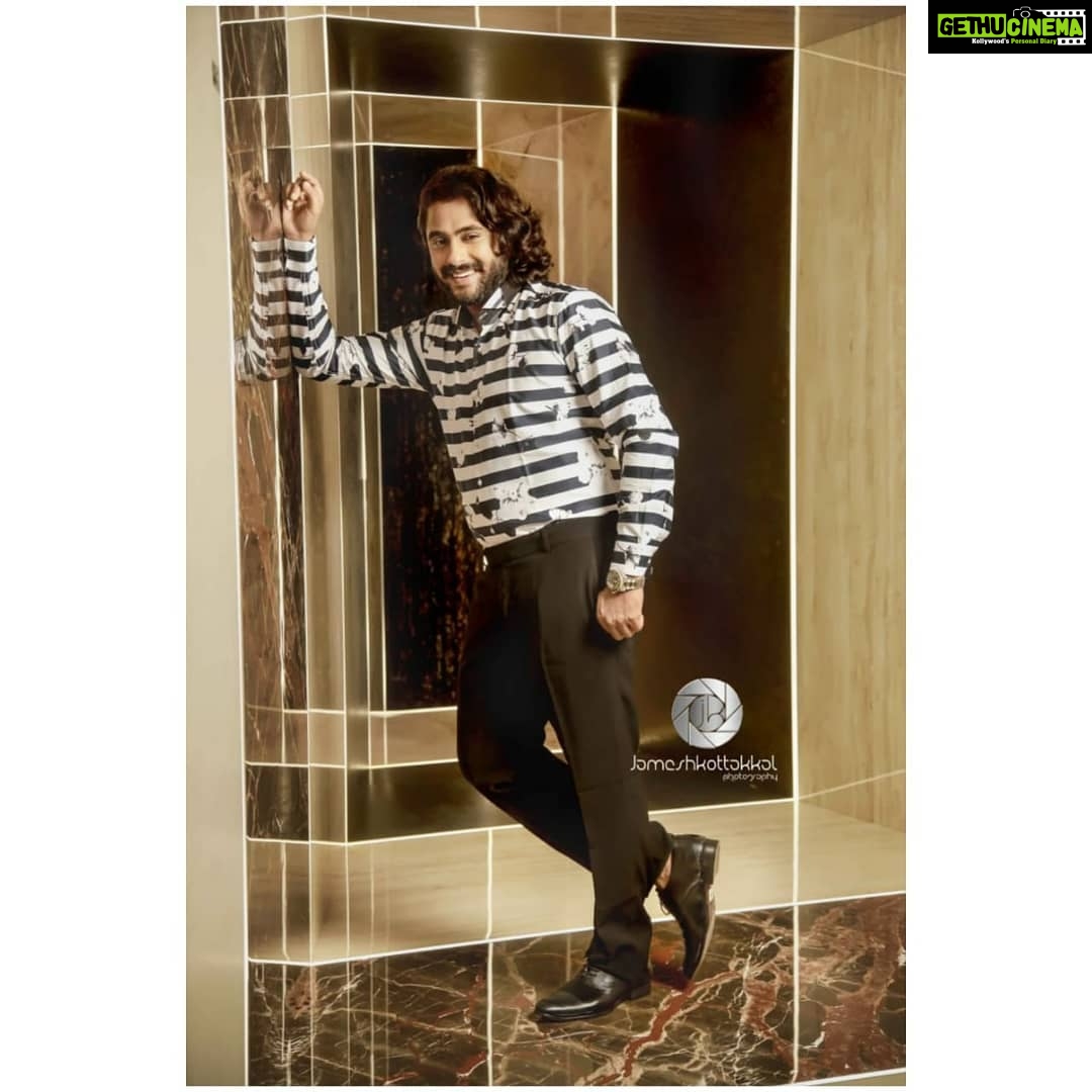 Antony Varghese Instagram - I asked the Zebra, are you black with white stripes? Or white with black stripes? And the Zebra asked me, Are you good with bad habits? Or bad with good habits ? ππ€ #whattastory clicks @jameshkottakkal