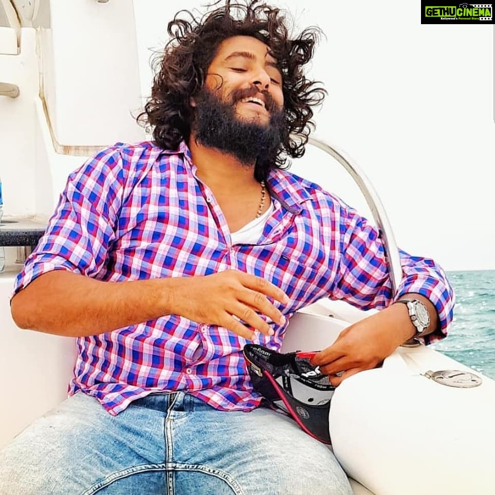Antony Varghese Instagram - Happiness is being by the ocean 🌊 #stateofmind ✌🏻thank you @josepaul1 for this click Aldar Islands Bahrain