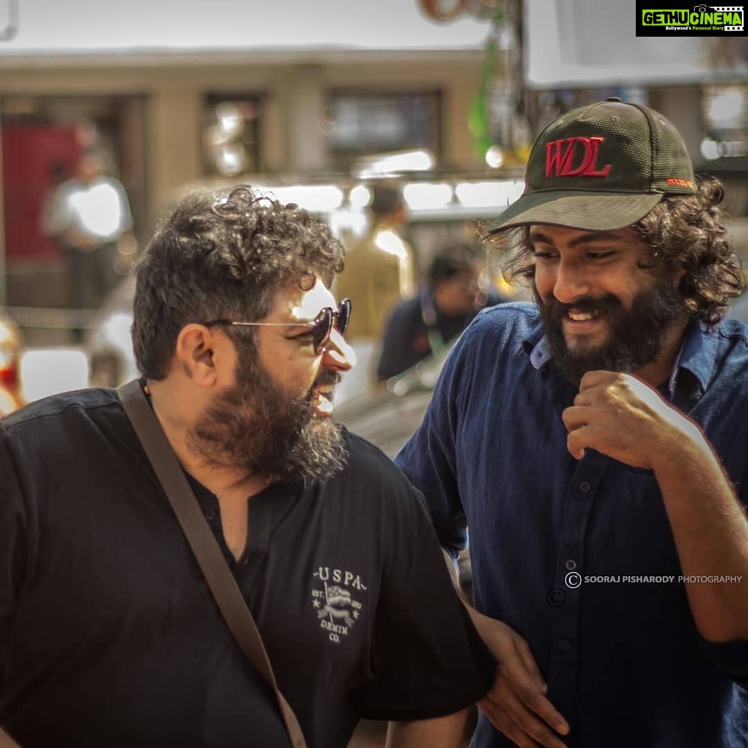 Antony Varghese Instagram - ആശാനും ശിഷ്യനും 😎@lijo_lebowski Angamaly Carnival Cinemas