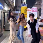 Anushka Sen Instagram - Kala Chashma on the streets of Korea with my Malaysian besties @seanlje @daiyantrisha 🤗😍🦦🕺💃 #reels #seninseoul