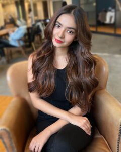 Anushka Sen Instagram - 🫰 #SenInSeoul #KoreanMakeup . Hair and 📸 : @marc1121 Makeup: @jjini._.mup Salon: @yoning_official