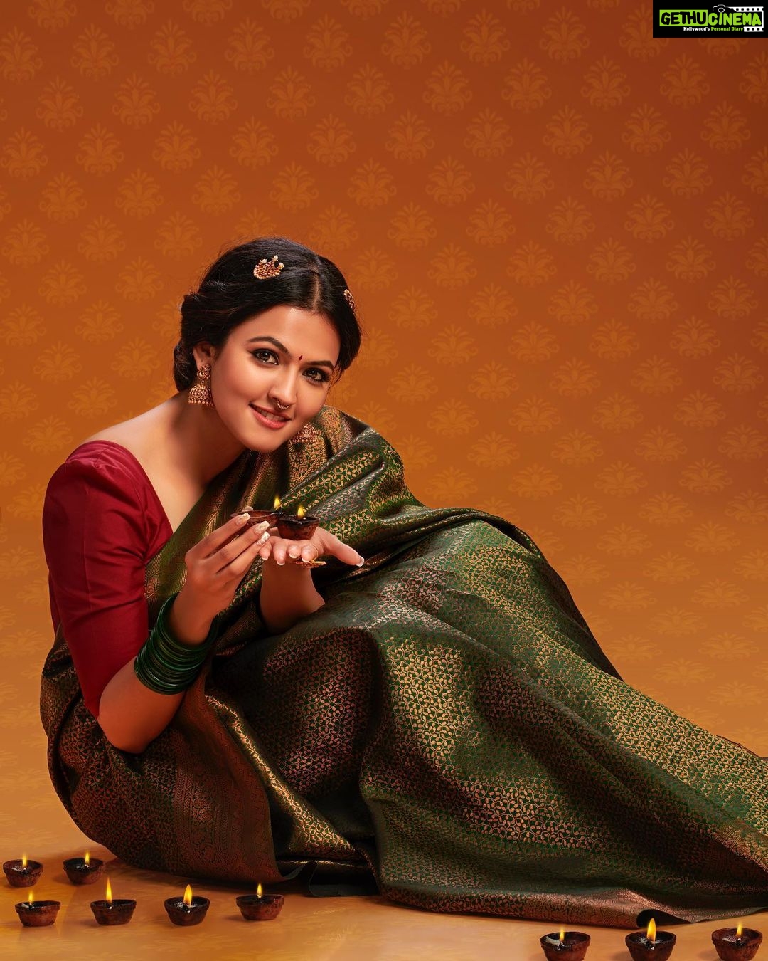 Aparna Das Instagram - ♥️ . Client: @kalyansilks @kalyansilksme Agency: @twotone.agency Photography: @shafishakkeer Post production: @jineeshchandraboss Assisants : @abin_km_ @emilstanlyjo Styling: @styledbysmiji Assisant: @vishnupriyaprakasan Makeup: @femy_antony__ Reels: @aswaghoshan Edit &Di @arun_c_s___
