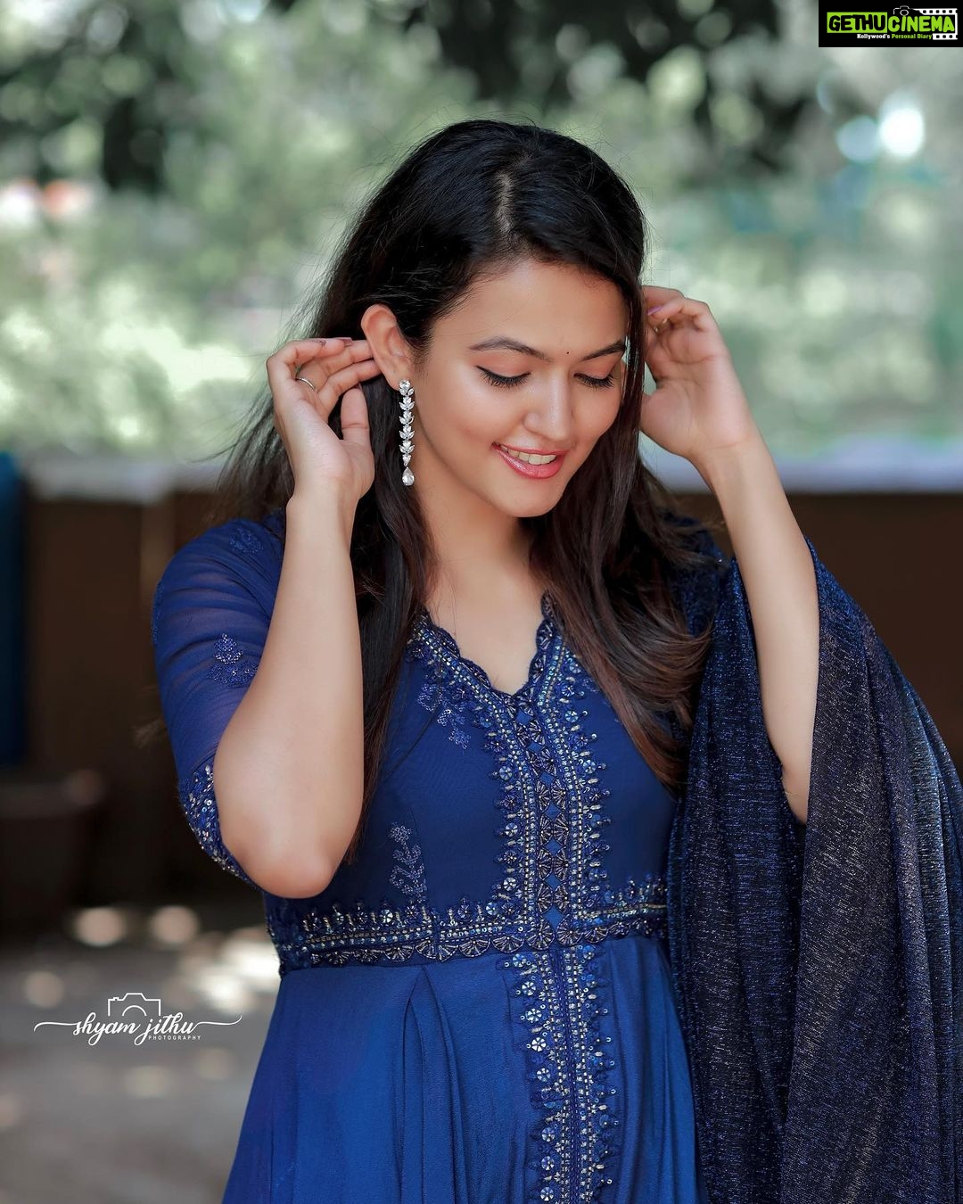 Aparna Das Instagram - A good outfit can lift ur mood and confidence. Styled by @keepitstylish_by_ammu Outfit : @designmecochin Photography : @shyam__jithu