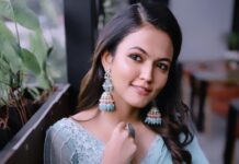Aparna Das Instagram - Feeling blue-tiful ! 💙 . 📸 @jishnu.sidharth 🥻 @aanunobbyofficial 💄 @makeover_by_gayathri_ Earings @shoptoupgrade