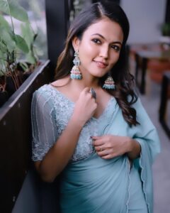 Aparna Das Instagram - Feeling blue-tiful ! 💙 . 📸 @jishnu.sidharth 🥻 @aanunobbyofficial 💄 @makeover_by_gayathri_ Earings @shoptoupgrade