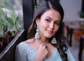 Aparna Das Instagram - Feeling blue-tiful ! 💙 . 📸 @jishnu.sidharth 🥻 @aanunobbyofficial 💄 @makeover_by_gayathri_ Earings @shoptoupgrade