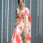 Aparna Das Instagram - This Onam from @arsignatureofficial #onamcollection 📸 @shafishakkeer Styling: @anusharejiar Assistant: @vishnupriyaprakasan Makeup: @rameshkannan makeup arist Art: @sunil george_ Studio: @threedotsfilmstudio Photography team : @srirajphotography @abin_km_ @ajith_varghese_kj Production: @unni_kodungallur #onam #onamsaree #onamission #shoot #aparnadas #fashionstyle #saree