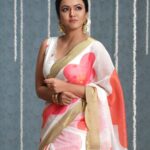 Aparna Das Instagram - Happy Chingam 1 all of you 😊 #malayalamnewyear @arsignatureofficial #onamcollection 📸 @shafishakkeer Styling: @anusharejiar Assistant: @vishnupriyaprakasan Makeup: @rameshkannan makeup arist Art: @sunil george_ Studio: @threedotsfilmstudio Photography team : @srirajphotography @abin_km_ @ajith_varghese_kj Production: @unni_kodungallur #onam #onamsaree #onamission #shoot #aparnadas #fashionstyle #saree
