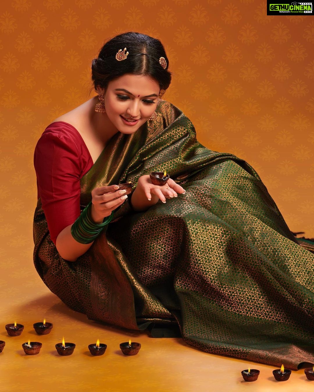 Aparna Das Instagram - ♥️ . Client: @kalyansilks @kalyansilksme Agency: @twotone.agency Photography: @shafishakkeer Post production: @jineeshchandraboss Assisants : @abin_km_ @emilstanlyjo Styling: @styledbysmiji Assisant: @vishnupriyaprakasan Makeup: @femy_antony__ Reels: @aswaghoshan Edit &Di @arun_c_s___