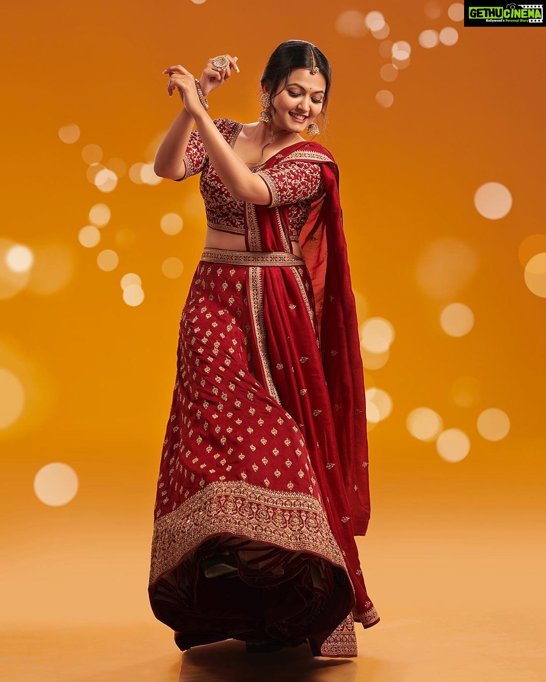 Aparna Das Instagram - 🪔 festival of lights is just around the corner🪔 Client: @kalyansilks @kalyansilksme Agency: @twotone.agency Photography: @shafishakkeer Assisants : @abin_km_ @emilstanlyjo Styling: @styledbysmiji Assisant: @vishnupriyaprakasan Makeup: @femy_antony__ Reels: @aswaghoshan