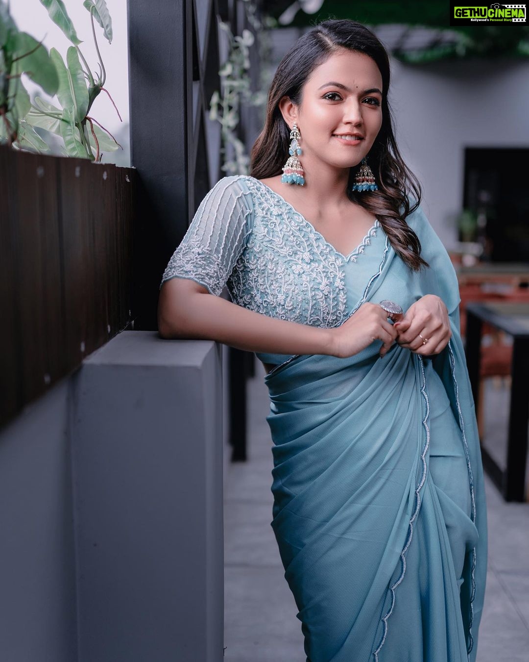 Aparna Das Instagram - Feeling blue-tiful ! 💙 . 📸 @jishnu.sidharth 🥻 @aanunobbyofficial 💄 @makeover_by_gayathri_ Earings @shoptoupgrade