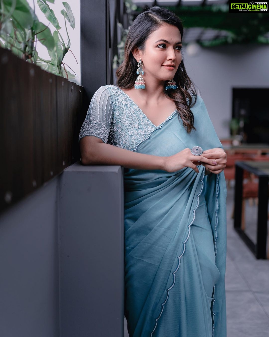 Aparna Das Instagram - Feeling blue-tiful ! 💙 . 📸 @jishnu.sidharth 🥻 @aanunobbyofficial 💄 @makeover_by_gayathri_ Earings @shoptoupgrade