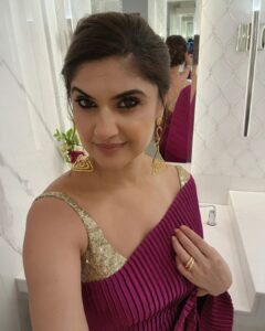 Archana Instagram - #saree my #desi #drape
.
.
.
Makeup @chaurasiapooja.mua 
Saree gifted by @rjpalakkhurana 
Blouse 20 years old by #shekharjuhutailor
Photos SELFIES & Pooja Chaurasia