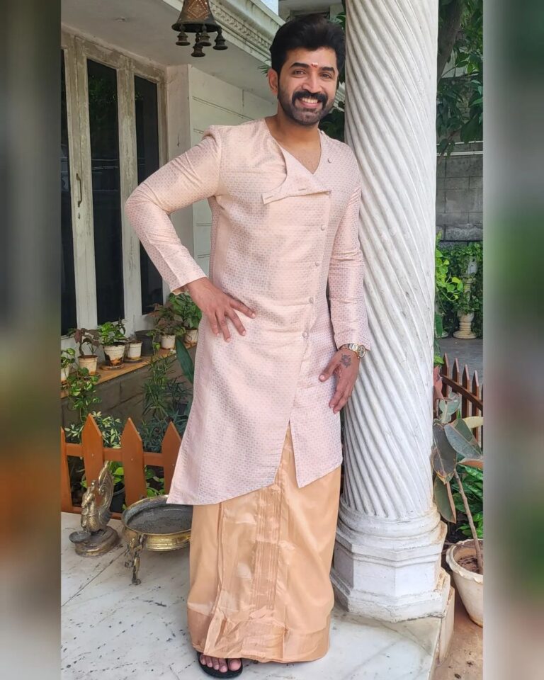 Arun Vijay Instagram - Happy Deepavali to all!!🤗💥 God bless with loads of happiness and prosperity..❤️