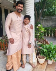 Arun Vijay Instagram - Happy Deepavali to all!!🤗💥
God bless with loads of happiness and prosperity..❤️