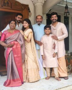 Arun Vijay Instagram - Happy Deepavali to all!!🤗💥
God bless with loads of happiness and prosperity..❤️