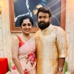 Arya Instagram - Happiest birthday dearest Lalettaa.. Thank you for existing… Thank you for the all the love and care ♥️ And also one day I would never ever forget in my life … 🥰 @mohanlal .. Moments before this click.. Lalettan: Kazhinjo… Povaano? Me: Haan lalettaaa.. Lalettan: Ashoooo… Me: Laletta eniku oru birthday special pic venam keto .. Lalettan: Pinnenda… And then he went into his lounge room and was surrounded with people . And i decided to wait around patiently for a pic 😬 [any Lalettan fanatic would right ?] In few secs … voice from inside Lalettan: Arya Evide??? Ingottu viliku … enike Arya de koode oru pic venam … Me : 🤪😇😍❤️ #lalettan #birthday #special #blessed #lifeisbeautiful #lovemyjob #dreamcometrue