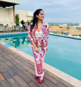 Arya Instagram - Getting myself some FLAMINGO vibes for today 🦩❤️

#vibes #allaboutadventures #selflove #fashioninsta #dressup