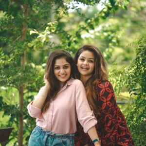 Arya Instagram - This time when we spoke without any filters , I placed a camera there to record. I can go on listening to her as that is what I’ve been doing these many years of knowing her. A girl who earns my respect and admiration for what she is on and off screen! Fighting with life in different ways every day with grace and wit! ⭐️
Watch YTSB today to see her revealing some things which were always kept untold. Also, Answering your questions too! 
😃❤️🙌🏻
.
I Love you @arya.badai 🤗👭❤️
.
@pranavraaaj thank you for the amazing clicks! 📸 
Location @poemsthecafe