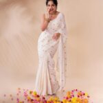 Arya Instagram - ഓണാശംസകൾ 🌸💓 Captured by @plan.b.actions Studio @maxxocreative Costume and styling @sabarinathk_ MUA @sajithandsujith Jewelry @meralda.jewels #onam #onam2022 #festivevibes #thiruvonam #positivevibes #kerala #aryabadai #lifeisbeautiful
