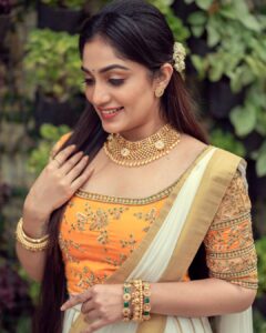 Arya Instagram - ഓണം 2022 🌼

Costume @aroya_by_arya_resmi 
Styling @sabarinathk_ 
MUA @shoshank_makeup 
Jewelry @parakkat_jewels 
Pc @gananbabu 

#onam2022 #festivevibes #kerala #positivevibes #aryabadai #dressup