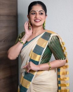Arya Instagram - ഓണം 2022 🌸

MUA @shoshank_makeup 
Styling @sabarinathk_ 
Pc @gananbabu 
Saree @supriya_weavers_kuthampully 
Jewelry @parakkat_jewels 

#onam2022 #festivevibes #sareelovers #kerala #postivevibes 
#aryabadai