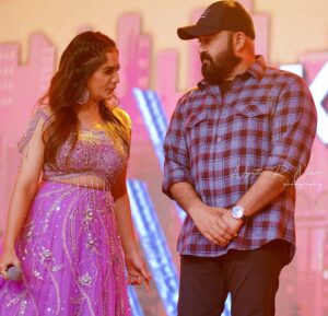 Arya Instagram - ലാലേട്ടാ ... ഇപ്പോ ശെരിയാക്കി തരാം 🤪😬

Yet another stage.. yet another time .. yet another beautiful memory ❤️.. with the one and only @mohanlal .. 

Pc @nijithrnair 

#lovemyjob #mohanlal #emcee 
#eventlife #picofday